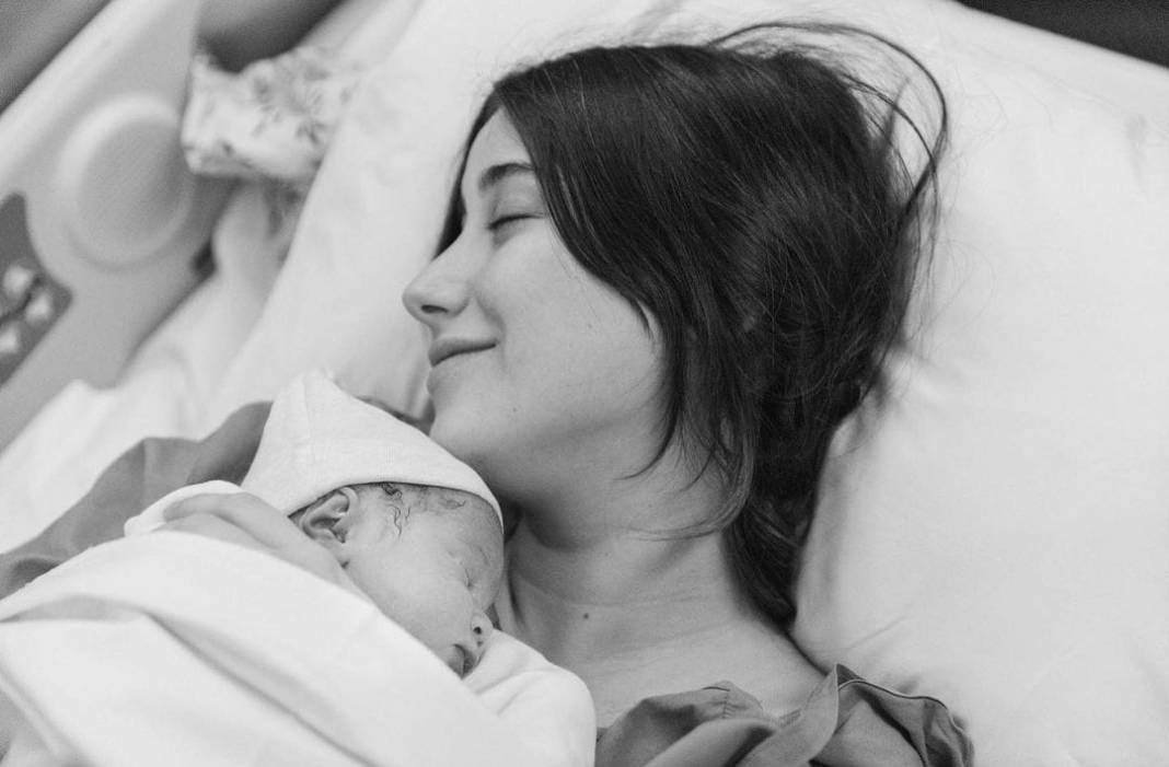 Hazal Kaya'dan aile pozu: O anları sosyal medyada paylaştı, beğeni yağdı 4